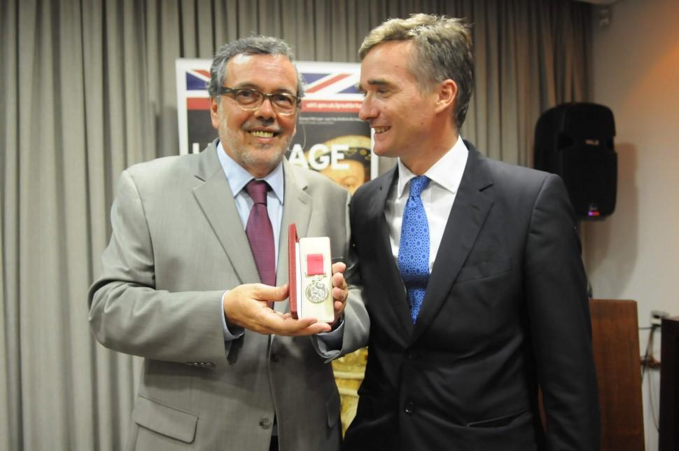 Jacques Jean Coudry recebe a Medalha do Imp&eacute;rio Brit&acirc;nico do embaixador Alex Ellis ( Edu Fortes/ AAN)