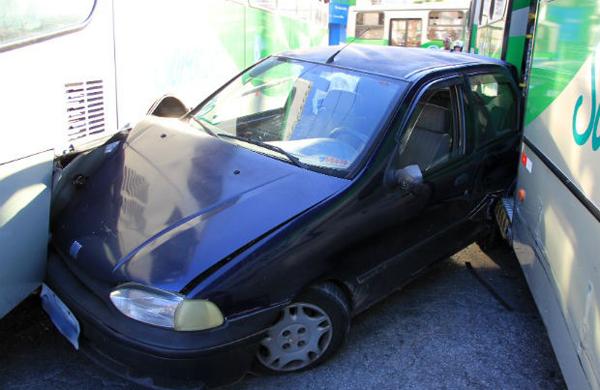 ACIDENTE, ELOY, SOROCABA, CARRO PRESO ( Divulgação)