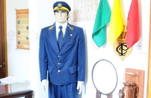 Uniforme e pe&ccedil;as da linha f&eacute;rrea em exibi&ccedil;&atilde;o no Centro de Mem&oacute;ria (Diego Almeida/AAN)