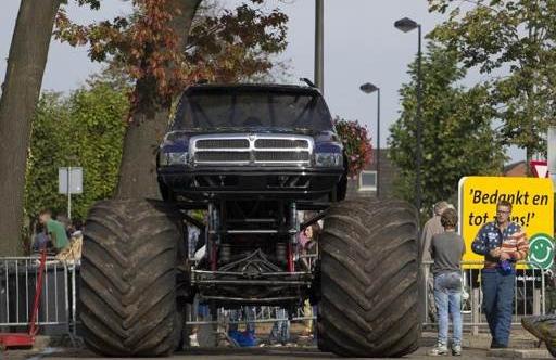 Monster truck &eacute; um ve&iacute;culo 4x4 com rodas muito grandes usado em competi&ccedil;&otilde;es  (AFP)