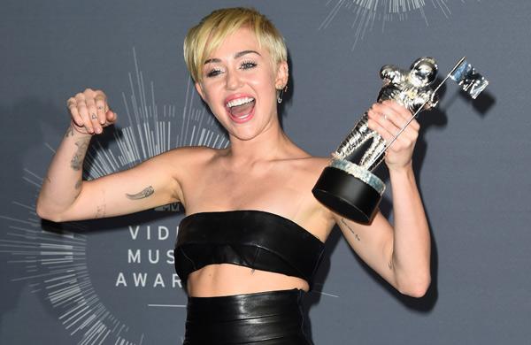 A cantora Miley Cyrus venceu na noite de domingo o pr&ecirc;mio de melhor v&iacute;deo do ano por Wrecking Ball no MTV Music Awards 2014, celebrado em Los Angeles (AFP)