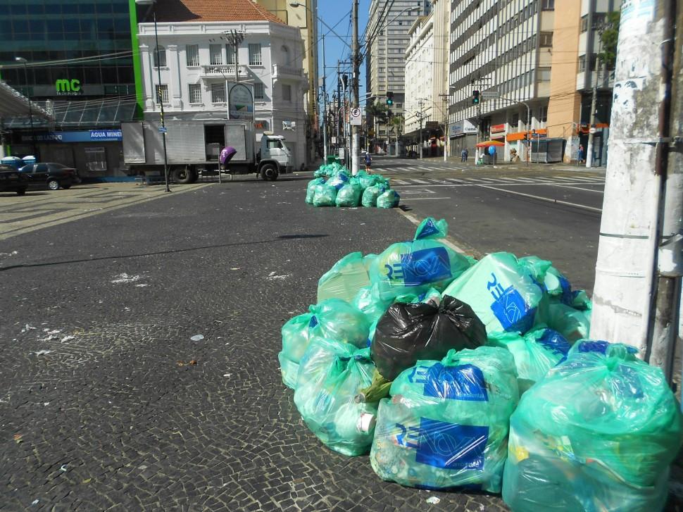 Lixo, Largo do Ros&aacute;rio, sacos de lixo, Marcha Para Jesus, Campinas, 2014 (Cecília Polycarpo/AAN)