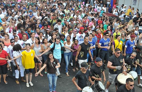 Participantes da Marcha para Jesus cantam e oram ao longo da Avenida Campos Salles em 2013 ( Gustavo Tilio/ Especial para a AAN)