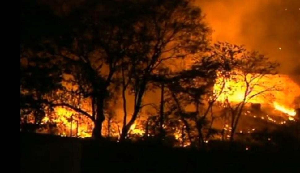 Inc&ecirc;ndio, destr&oacute;i, f&aacute;brica, colch&otilde;es, S&atilde;o Roque (Captura de vídeo)
