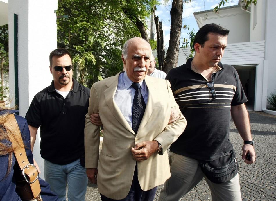 Roger Abdelmassih, acusado de estupros, é conduzido por policiais em 2009: título de cidadão em 2002 (Evelson de Freitas/17ago2009/AE)