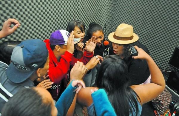 A professora Tatiane Patarro (de chap&eacute;u) com estudantes no est&uacute;dior
da r&aacute;dio 'Segunda Dimens&atilde;o' ( Edu Fortes/ AAN)