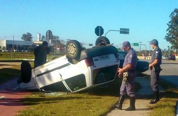 Motorista do Corcel n&atilde;o viu a entrada do Uno e que isto causou o choque. ( Divulgação)