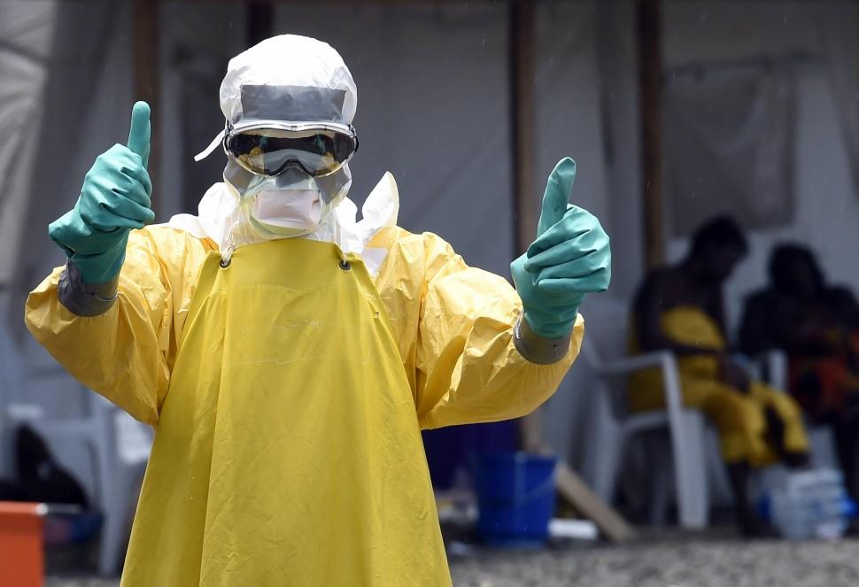 Na quinta-feira, citando dados relativos at&eacute; 21 de setembro, a OMS havia contabilizado 2.917 mortos entre 6.263 casos (AFP PHOTO / PASCAL GUYOT )