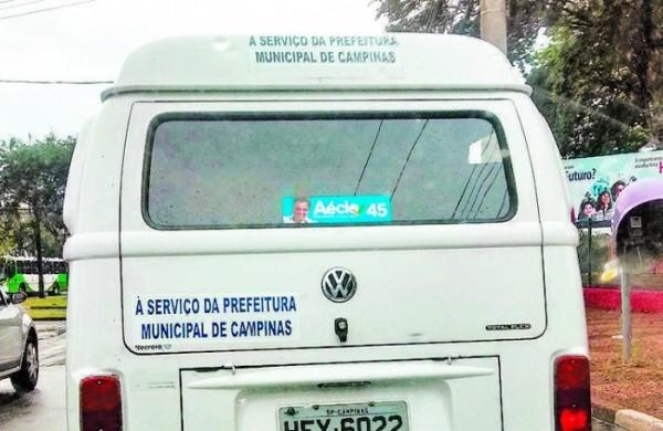 Imagem de eleitora que flagrou adesivo de A&eacute;cio em ve&iacute;culo da Prefeitura, o que &eacute; proibido pela legisla&ccedil;&atilde;o eleitoral (Foto do leitor/Janaína Piantoni)