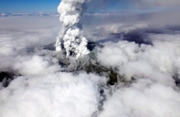Fuma&ccedil;a expelida pelo vulc&atilde;o chegou a alcan&ccedil;ar uma altitude de mais de 10.000 metros (AFP)
