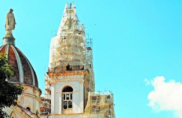 Torre da Catedral Metropolitana de Campinas, cuja azulejaria est&aacute; sendo lavada (Cesar Rodrigues/ ANN)