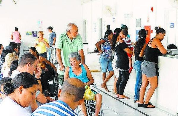 Espera no CS do Campo Grande em m&ecirc;s cr&iacute;tico da epidemia de dengue, que exp&ocirc;s gargalo nas unidades (Edu Fortes/13abr2014/AAN)