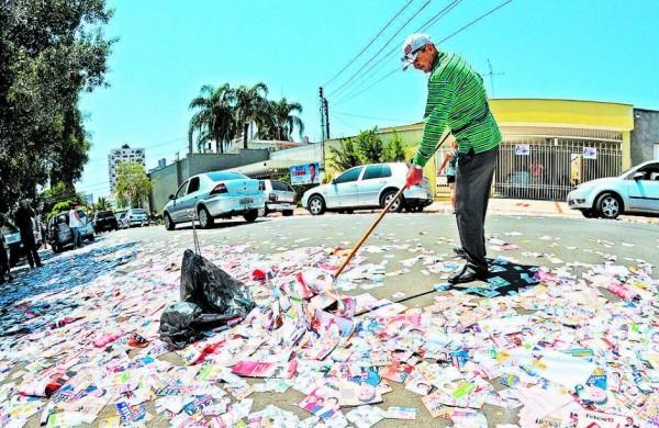 ?Lixo eleitoral? provocado por ?santinhos? nas elei&ccedil;&otilde;es: muitas vezes, sujeira pol&iacute;tica invade a vida do cidad&atilde;o ( Antonio Trivelin/ Gazeta de Piracicaba )