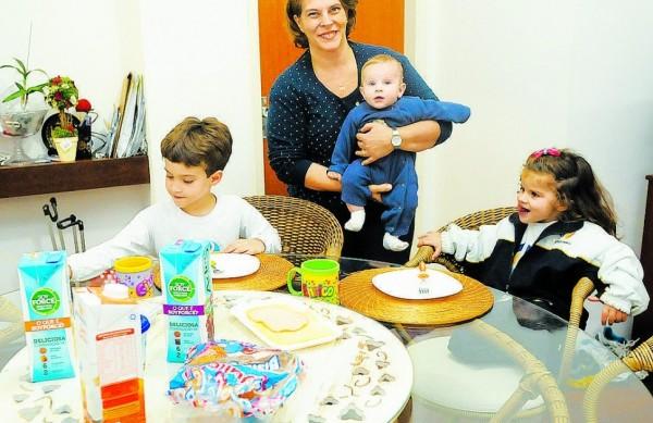 Hora do lanche na casa de Lana de Almeida, com os filhos Enrico, Ettore e Giulia: preocupa&ccedil;&atilde;o com n&iacute;vel de sal ( Edu Fortes/ AAN)