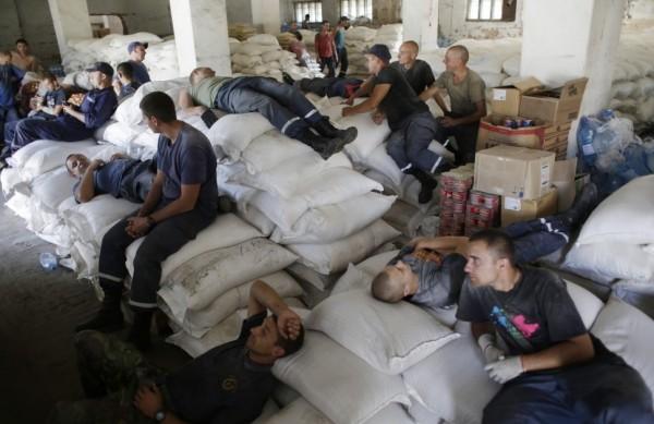 Ucranianos na cidade de Lugansk, leste do pa&iacute;s (AFP PHOTO / ANATOLII STEPANOV )