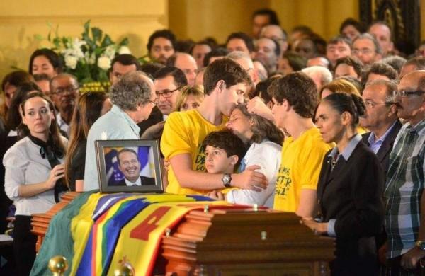 Filhos de Eduardo Campos e a candidata Marina Silva no vel&oacute;rio em Recife (Agência Brasil)
