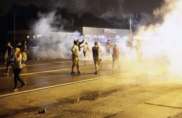 G&aacute;s lacrimog&ecirc;neo e bombas de efeito moral foram atiradas em manifestantes (da France Press)
