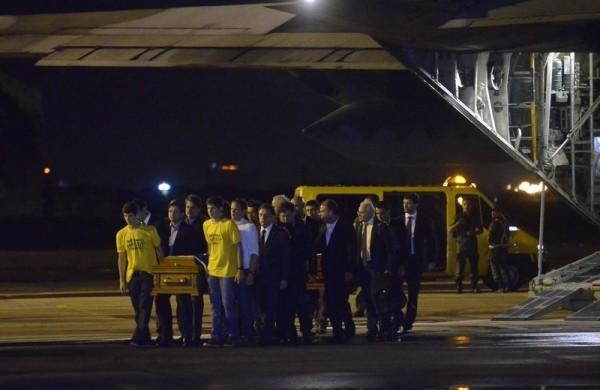 Corpo de Eduardo Campos chegou a Recife de madrugada ( Agência Brasil)
