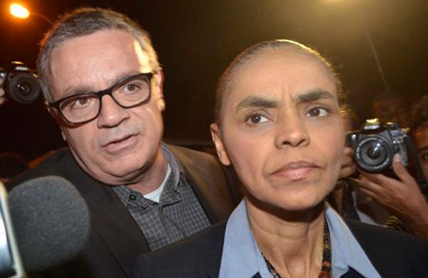 Marina Silva chega &agrave; casa da fam&iacute;lia de Eduardo Campos onde est&atilde;o reunidos amigos e pol&iacute;ticos para o vel&oacute;rio previsto para come&ccedil;ar ainda neste s&aacute;bado (16) na sede do governo de Pernambuco ( Agência Brasil)