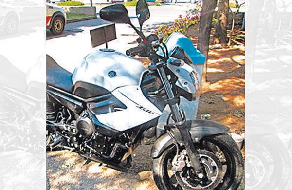Uma das tr&ecirc;s motos recuperadas na casa onde foi feito o flagrante (Cedoc/ RAC)