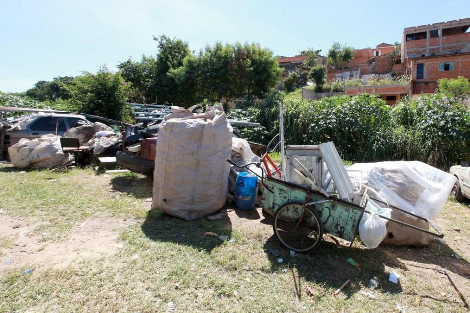 Prefeitura intensificou a opera&ccedil;&atilde;o &quot;Cata Treco&quot; nos bairros que registram o maior n&uacute;mero de casos de dengue ( Gustavo Tilio/Especial para a AAN)