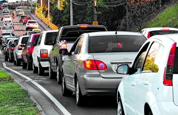 Na ponte do Shopping Piracicaba, os motoristas enfrentam congestionamentos nos hor&aacute;rios de pico ( Del Rodrigues/ Gazeta de Piracicaba)