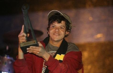 O ator V&iacute;ctor Monterroso recebe pr&ecirc;mio durante o Festival de Cinema &Iacute;caro  (Reprodução/  Prensa Libre)