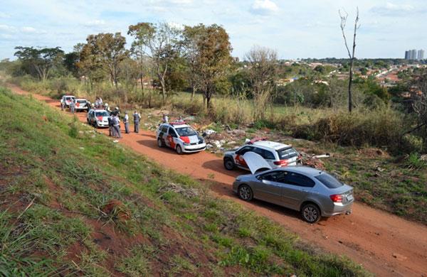 Pneu do carro estourou em &aacute;rea rural e suspeitos se dividiram na fuga (Lenon Carlos Vicente Gonçalves/Mogi Guaçu Acontece )