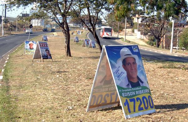 Minirreforma eleitoral, que valer&aacute; a partir de 2016, elimina essa publicidade e placas dispostas em vias p&uacute;blicas ( Leandro Ferreira/AAN)