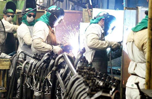 A produção industrial caiu 3,50% em dezembro de 2013 ante novembro do mesmo ano, na série com ajuste sazonal, segundo o IBGE (Agência Brasil)