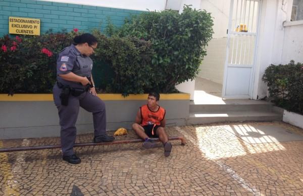 Preso &eacute; mirado por agente depois que a pris&atilde;o foi feita por a&ccedil;&atilde;o conjunta da PM e da GM  (Gustavo Abdel/ AAN)