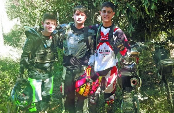 Ivan Galv&atilde;o Garcia Bonamichi, com Ivan e Thiago: contato com a natureza e adrenalina (Arquivo pessoal)