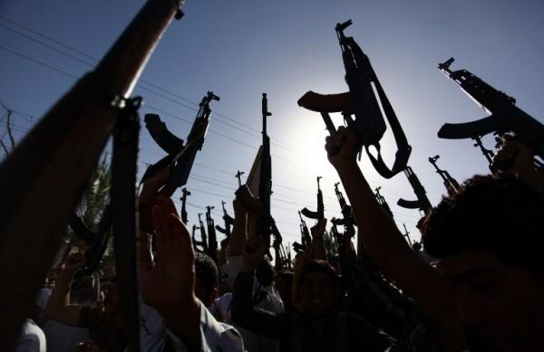 For&ccedil;as rebeldes lideradas pelos jihadistas sunitas do Estado Isl&acirc;mico no Iraque e no Levante (EIIL) brandem suas armas (France Press)
