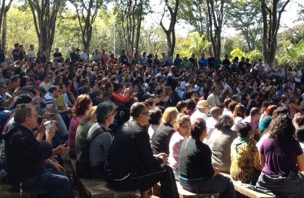 Na Pra&ccedil;a da Paz, onde foi realizada a assembleia, trabalhadores decidem pela continuidade da greve da Unicamp  (Gustavo Abdel/ AAN)
