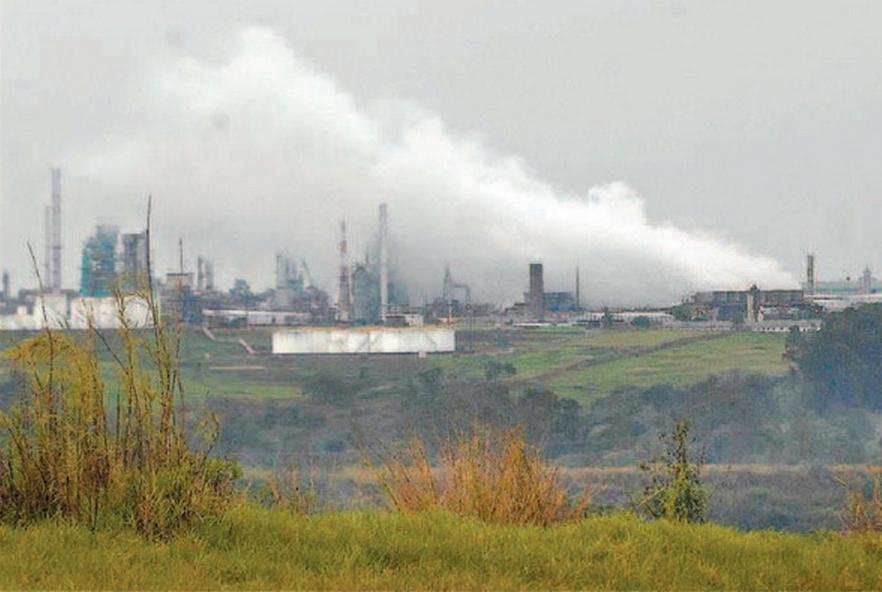 Polui&ccedil;&atilde;o - qualidade do ar - ind&uacute;stria - atmosfera - meio ambiente - Cetesb - polo petroqu&iacute;mico - Paul&iacute;nia - fuma&ccedil;a - chamin&eacute; ( Cedoc/ RAC)