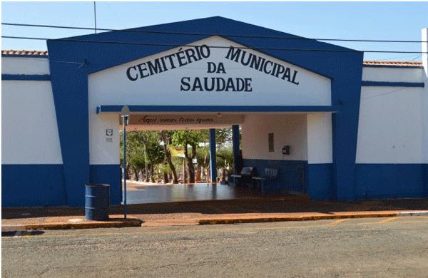 Cinco funcion&aacute;rios da Secretaria de Servi&ccedil;os P&uacute;blicos limparam as 59 quadras do cemit&eacute;rio ( Divulgação)