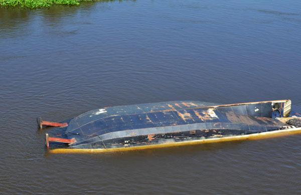O barco-hotel naufragou no rio Paraguai com 27  pessoas a bordo (Marinha do Brasil/ AFP)