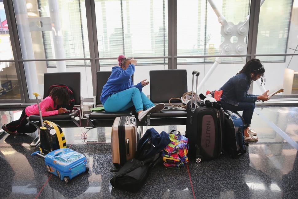 Passageiros aguardam voos no Aeroporto Internacional de O'Hare  (SCOTT OLSON/ AFP)