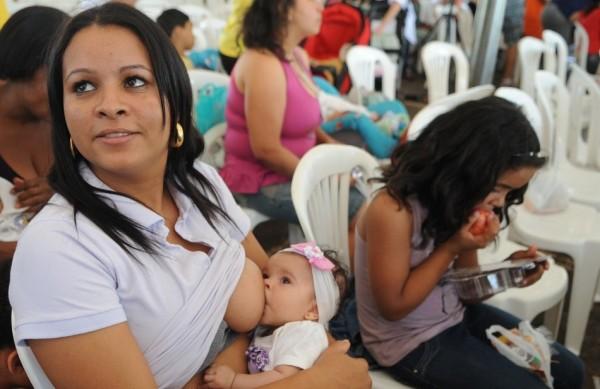 Mães que amamentam seus filhos participam das atividades da Semana Mundial da Amamentação, no Parque da Cidade (Wilson Dias/ABr)