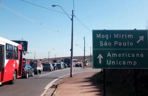 O acesso para o distrito de Bar&atilde;o Geraldo, pela Rodovia Zeferino Vaz, no trecho conhecido por Tapet&atilde;o, est&aacute; interditado (Cecília Polycarpo/AAN)