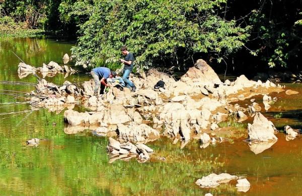 N&iacute;vel baixo do Atibaia permitiu a pescadores se instalarem em um conjunto de pedras localizado no meio do rio para arrumar equipamentos e tentar fisgar alguns peixes ontem ( Gustavo Tilio/ Especial para a AAN)