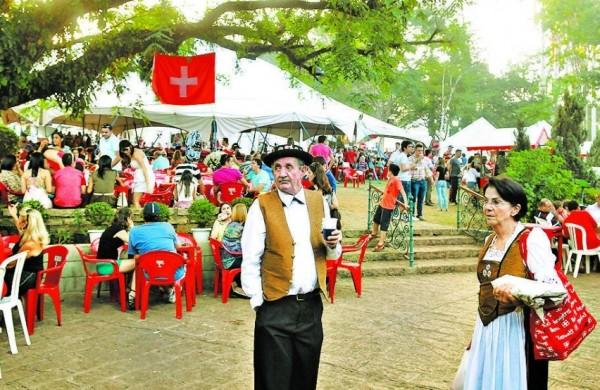 Casal com trajes t&iacute;picos em meio aos estandes da festa em Helvetia ( César Rodrigues/ AAN)