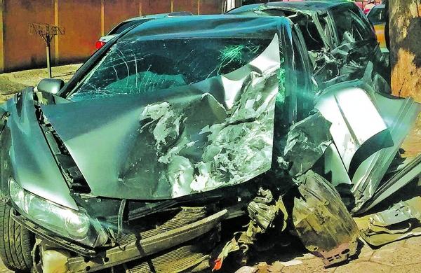 Carro destru&iacute;do ap&oacute;s ser atingido por ve&iacute;culo na contram&atilde;o na Bandeirantes, em Sumar&eacute; ( Leandro Ferreira/ AAN)