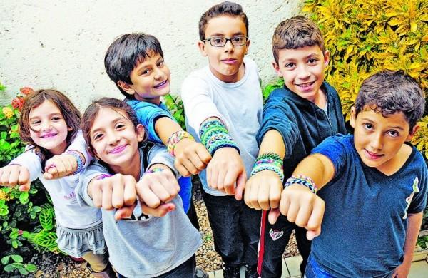 O grupo de amigos Tais, Amanda, Gabriel, Giovani, Mateus e Gustavo mostra as pulseiras que confeccionaram ( Del Rodrigues/ Gazeta de Piracicaba)