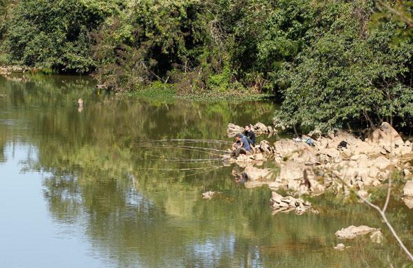 Pescadores na margem do Atibaia ( Gustavo Tilio/ Especial para a AAN)