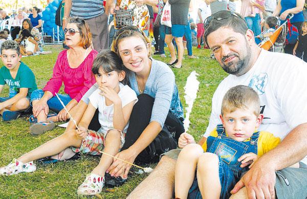 O casal Priscila e Ricardo de Oliveira e os filhos Elise e Felipe vieram de S&atilde;o Bernardo do Campo e gostaram (Antonio Trivelin)