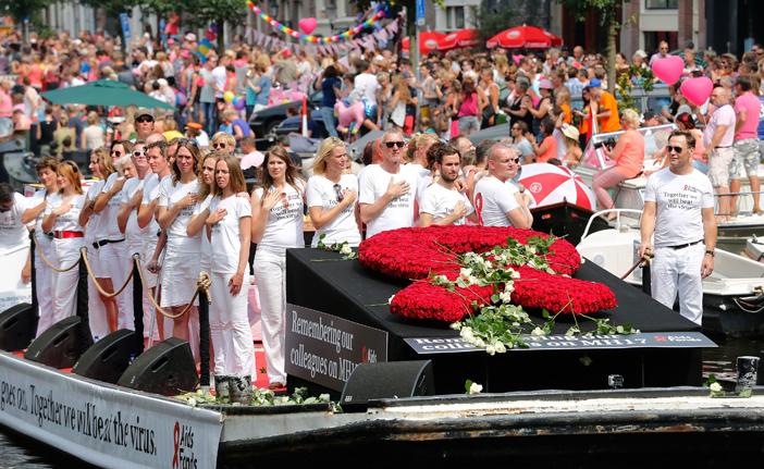 Dois barcos do desfile mostraram cartazes em que se lia: &quot;em mem&oacute;ria de nossos colegas do MH17 (France Press)