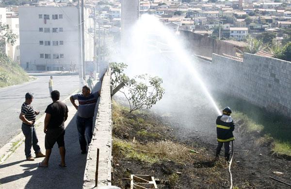 Um inc&ecirc;ndio num terreno baldio, na Rua Pedro Galhardi, no Jardim Santa L&uacute;cia, em Campinas, assustou os moradores  ( Gustavo Tilio/Especial para a AAN)