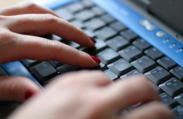 Passageiros n&atilde;o poder&atilde;o embarcar com telefones, computadores ou tablets descarregados  ( Reprodução)
