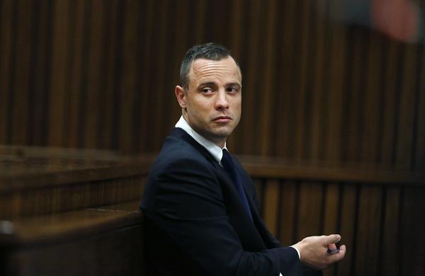 Oscar Pistorius durante depoimentos de testemunhas em j&uacute;ri na &Aacute;frica do Sul (France Press)
